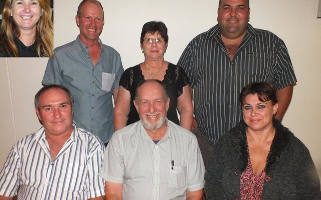 Gansbaai Sakekamer se nuwe Bestuur, met voor vlnr Johan von Wielligh, Kobus van Staden en Diana Smit. Agter vlnr is Hein van Wyk, Glenda Kitley en DJ Heyns. Inlasfoto: Juanita Hage.